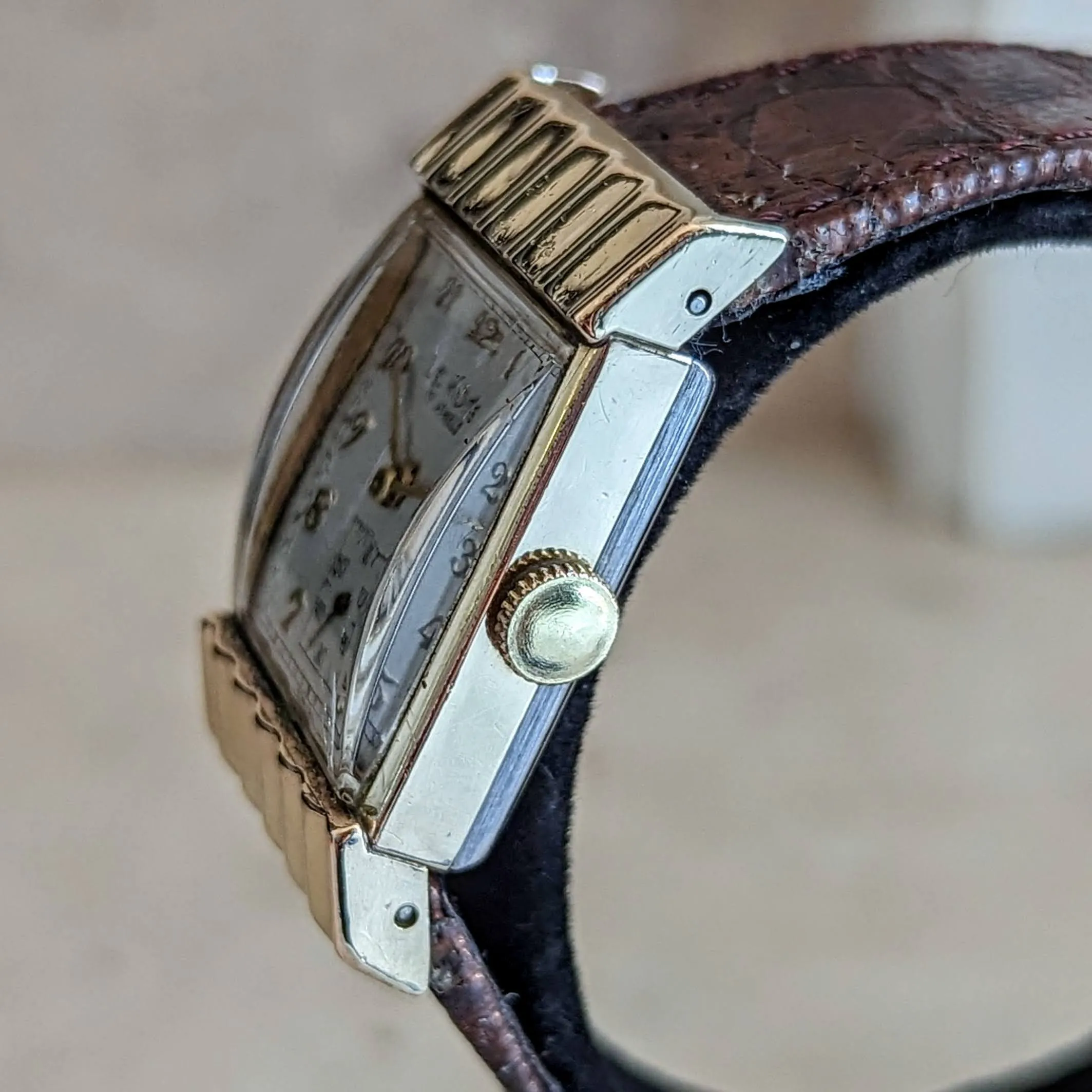 Le Ross Vintage Wristwatch by SHRIRO Watch Inc. 17 Jewels Swiss Made