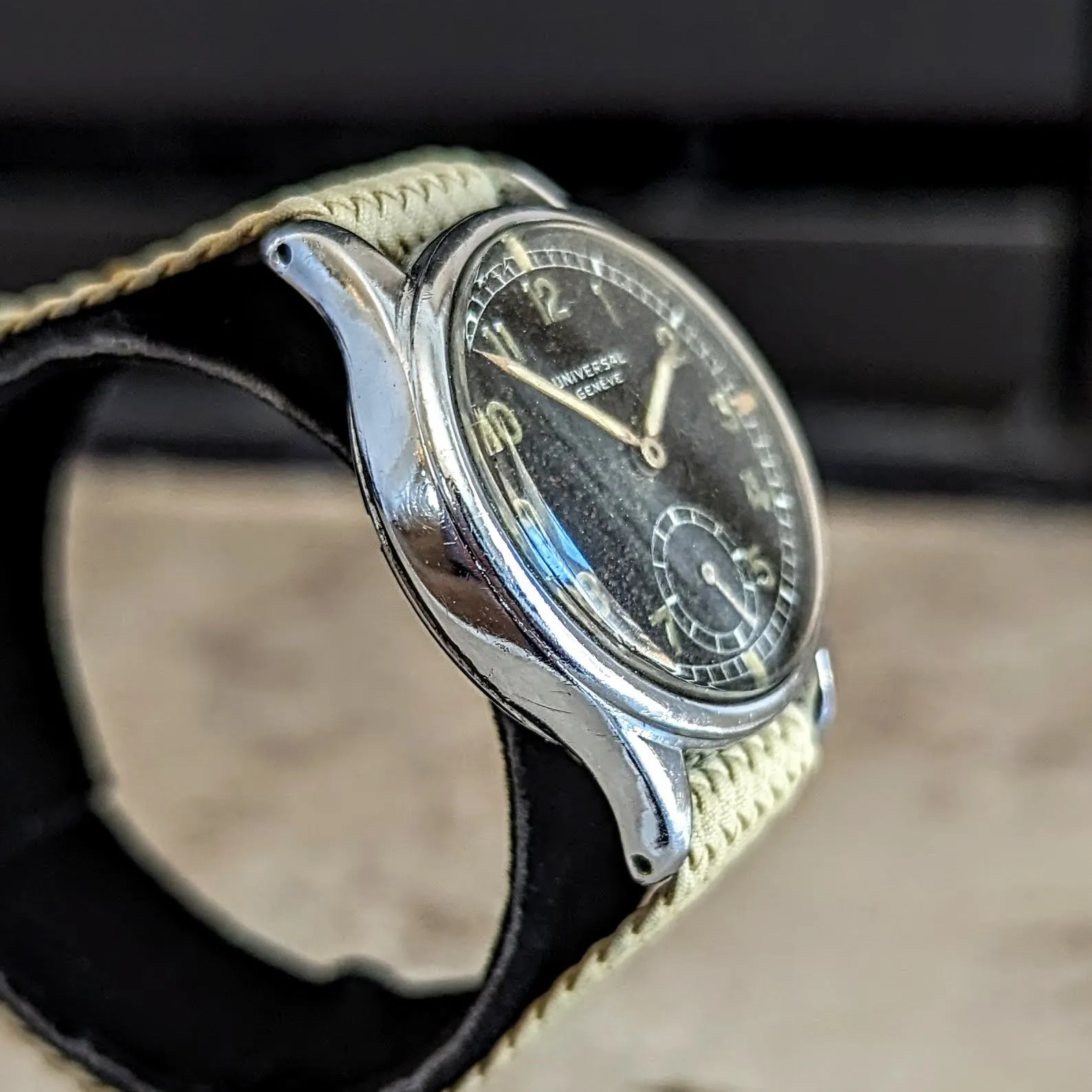UNIVERSAL GENEVE WWII Wristwatch Military Issue 31230 32mm Case Watch