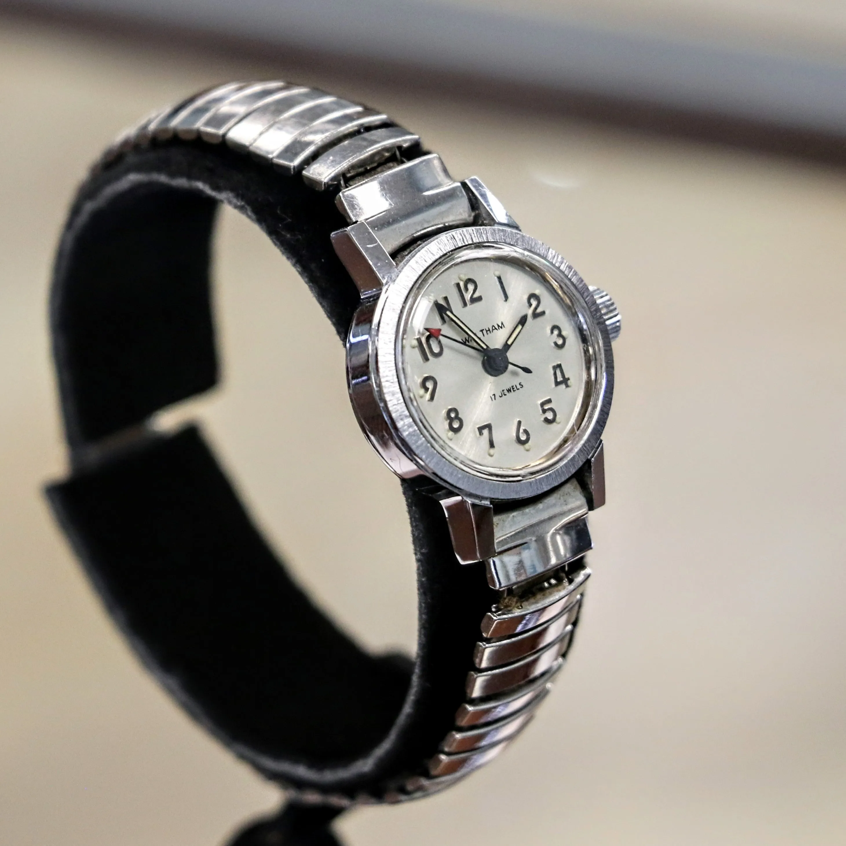 Vintage Ladies WALTHAM Wristwatch 17 Jewels Watch Stainless Steel Flex Bracelet