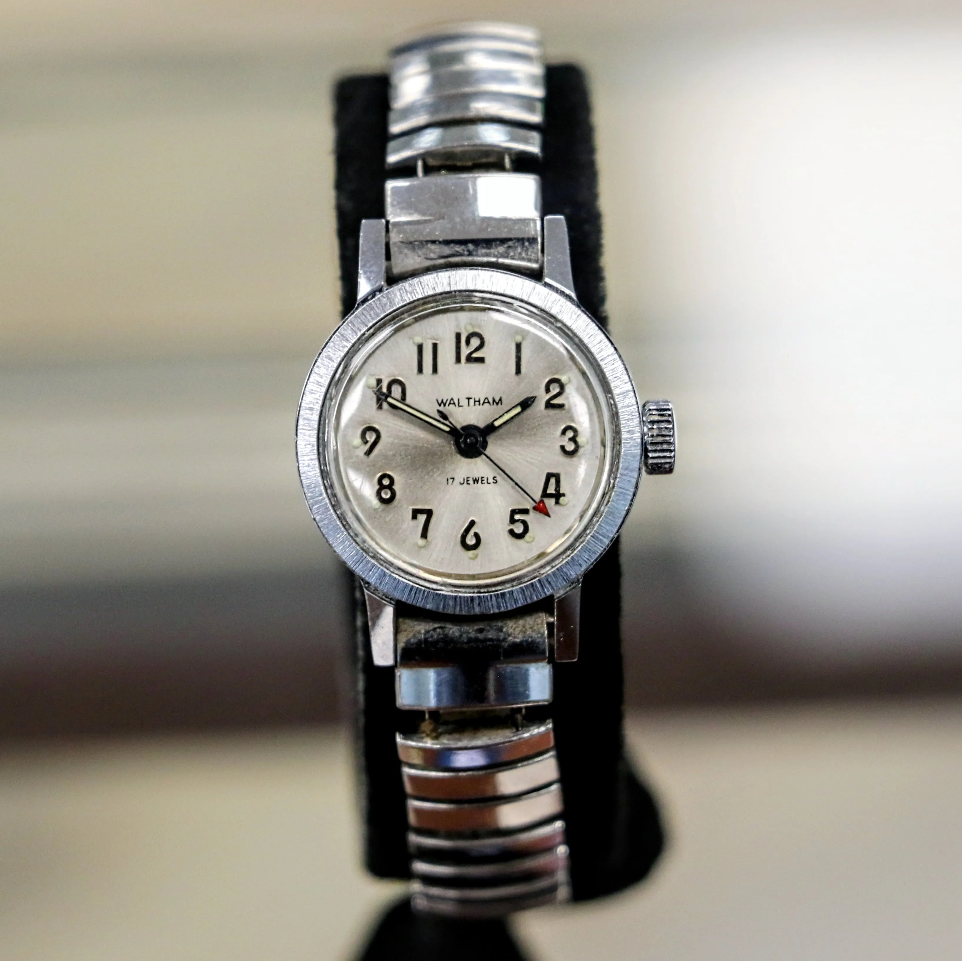 Vintage Ladies WALTHAM Wristwatch 17 Jewels Watch Stainless Steel Flex Bracelet