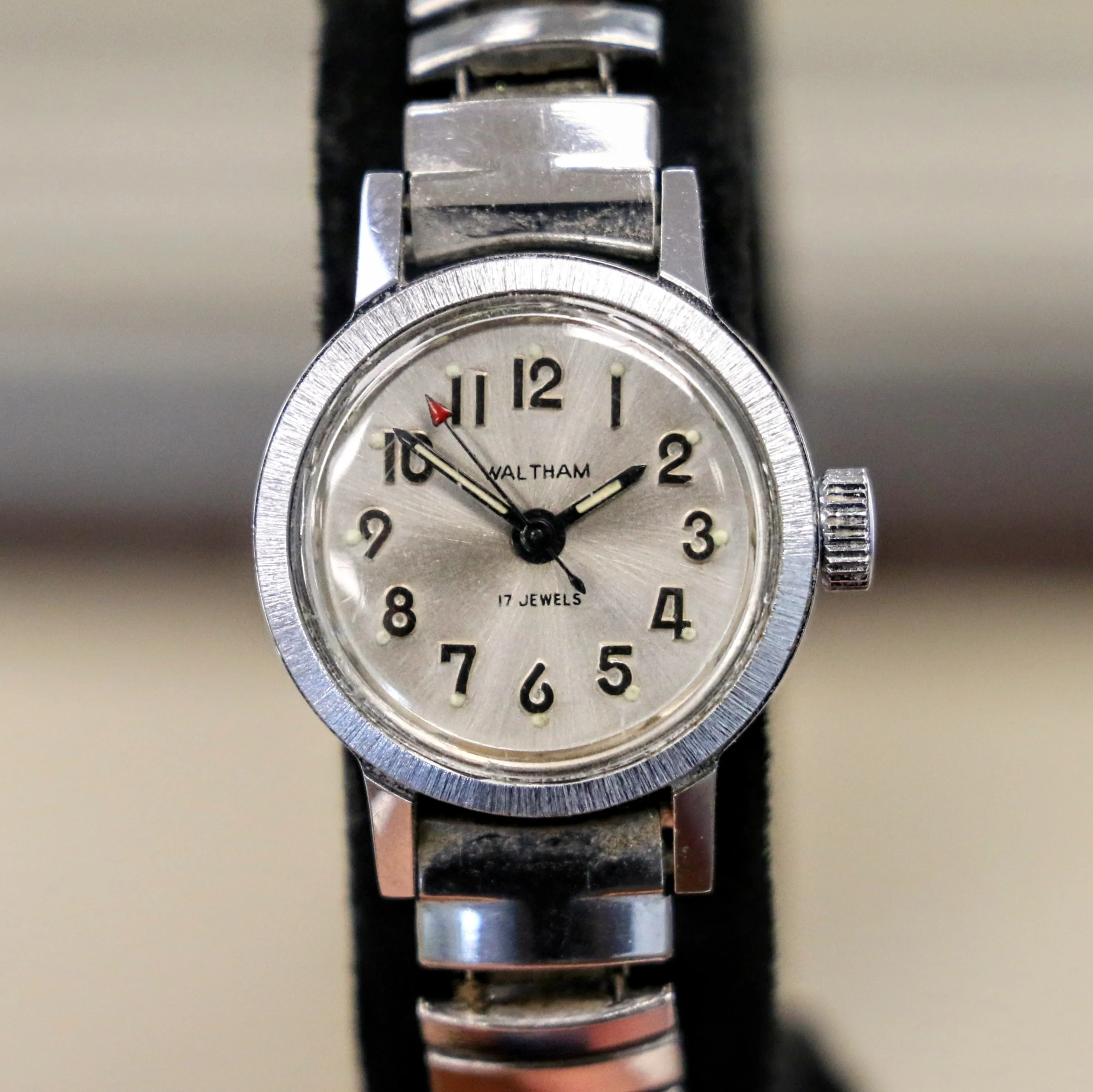 Vintage Ladies WALTHAM Wristwatch 17 Jewels Watch Stainless Steel Flex Bracelet